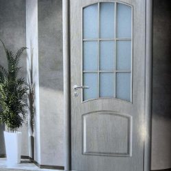 Ușa de interior Pașcani de culoare gri ,cu model geam sablat cu suprafață mare ce oferă luminozitate mare in cameră.