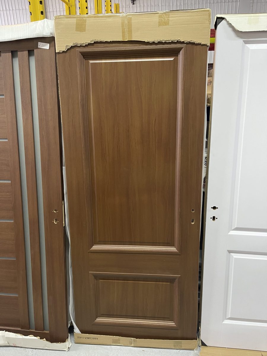 Ușă de interior lemn placată cu două straturi de MDF pentru a nu genera crăpături în timp.