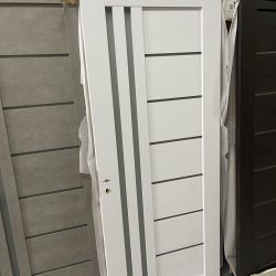 Ușă de interior lemn placată cu două straturi de MDF pentru a nu genera crăpături în timp.