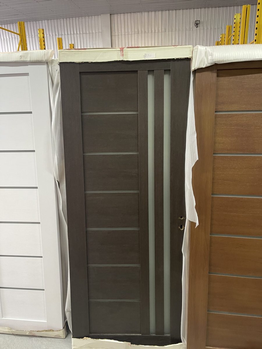 Ușă de interior lemn placată cu două straturi de MDF pentru a nu genera crăpături în timp.