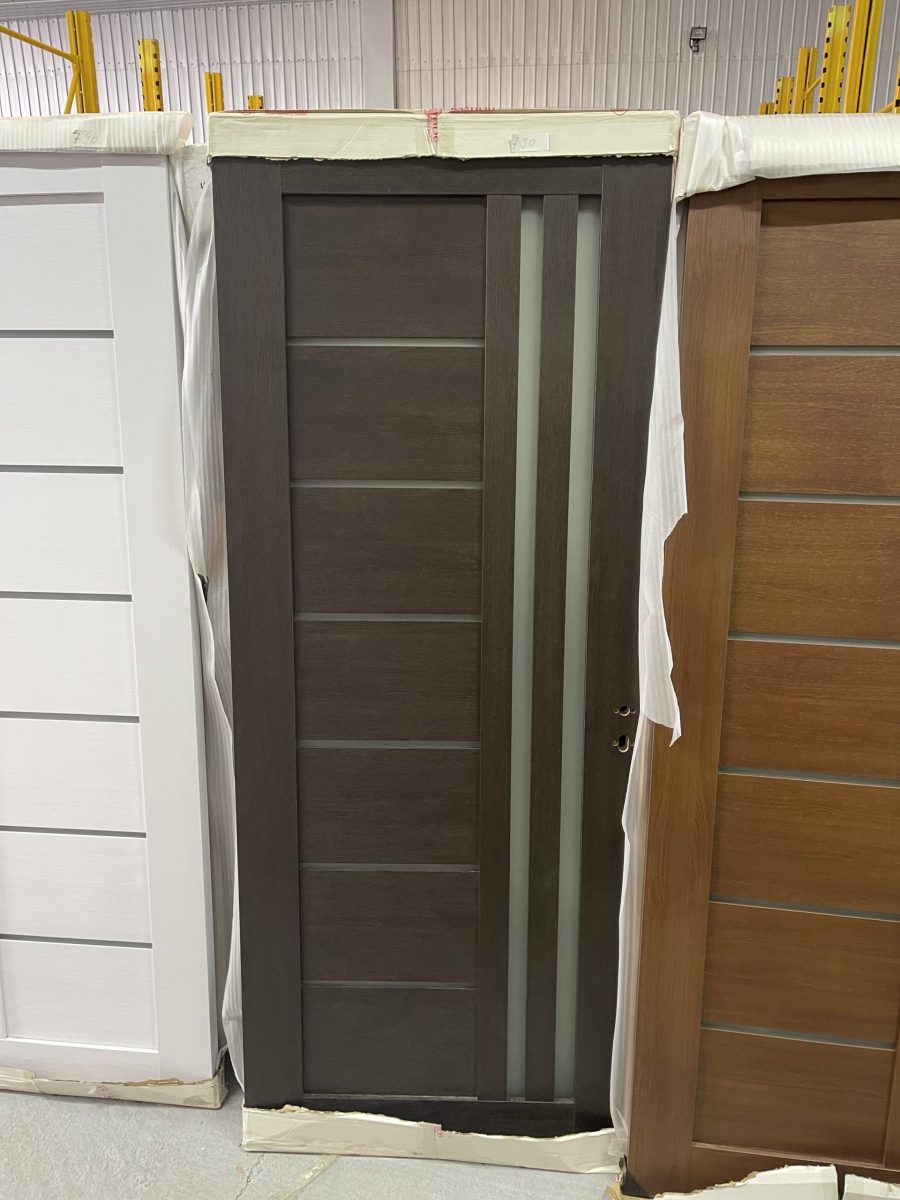 Ușă de interior lemn placată cu două straturi de MDF pentru a nu genera crăpături în timp.