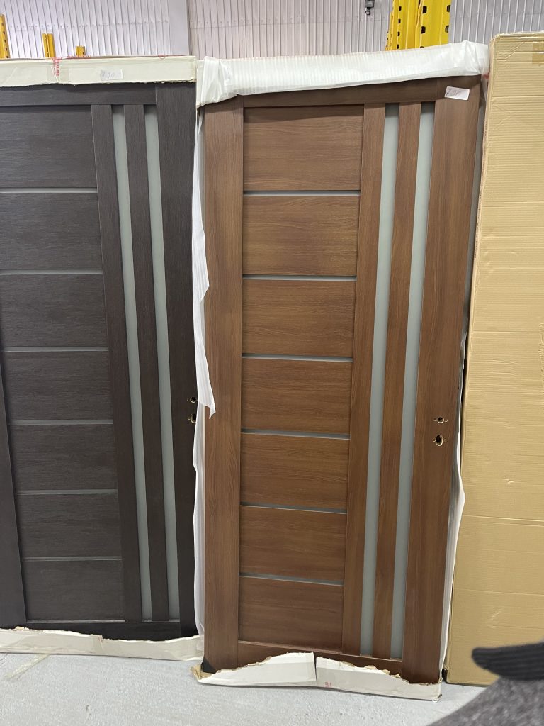 Ușă de interior lemn placată cu două straturi de MDF pentru a nu genera crăpături în timp.
