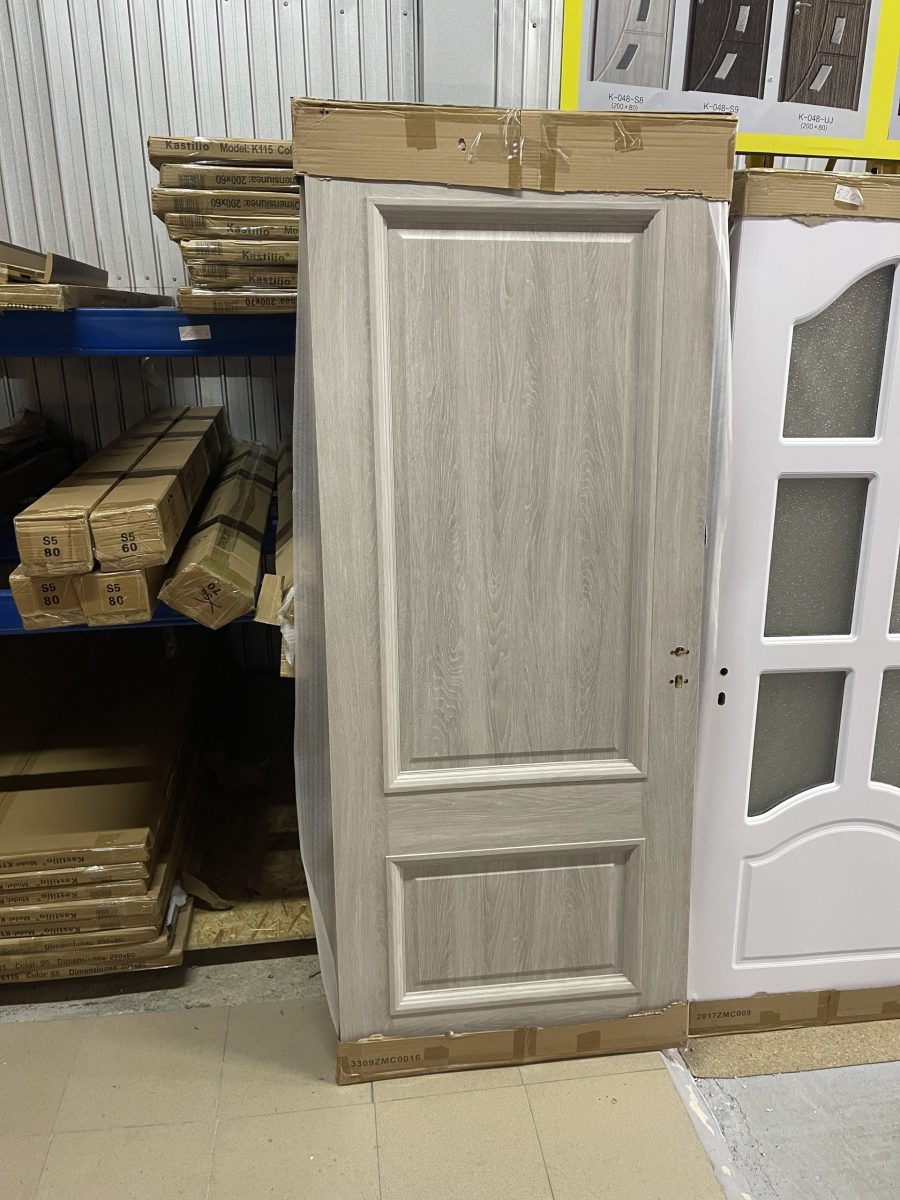 Ușă de interior lemn placată cu două straturi de MDF pentru a nu genera crăpături în timp.