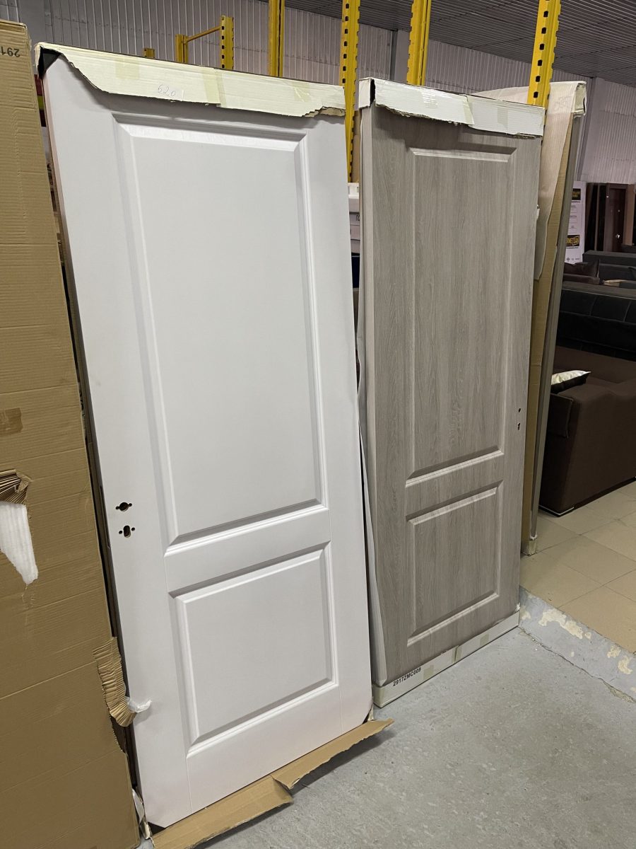 Ușă de interior lemn placată cu două straturi de MDF pentru a nu genera crăpături în timp.