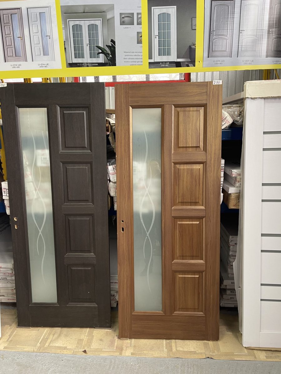 Ușă de interior lemn placată cu două straturi de MDF pentru a nu genera crăpături în timp.