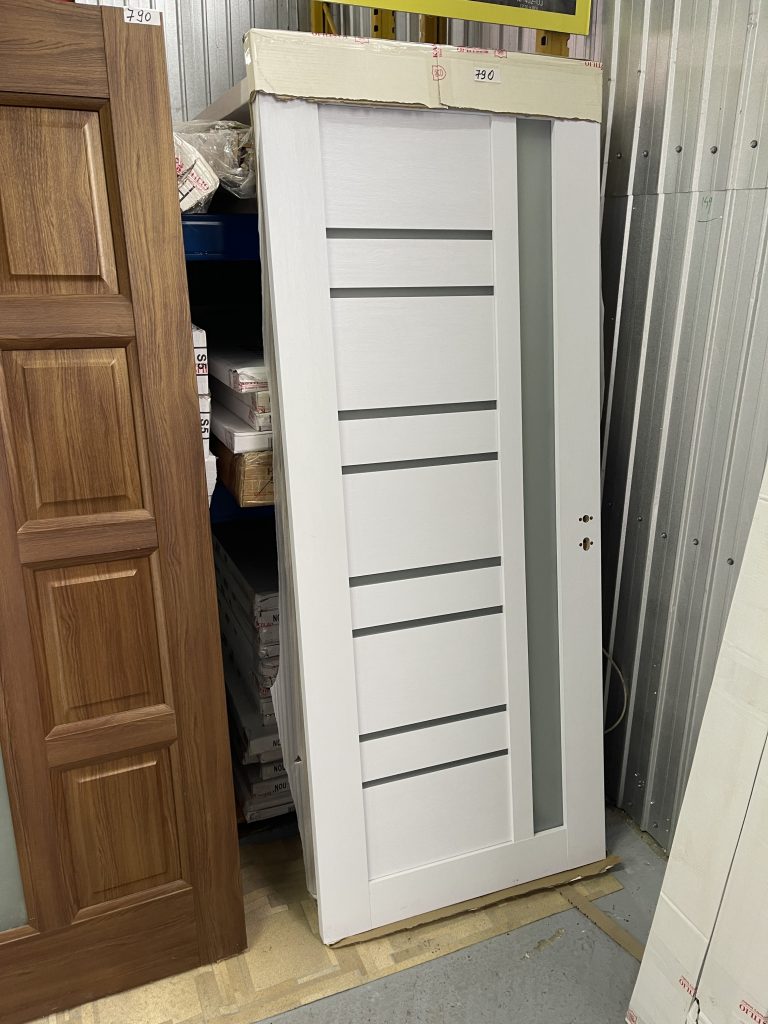 Ușă de interior lemn placată cu două straturi de MDF pentru a nu genera crăpături în timp.