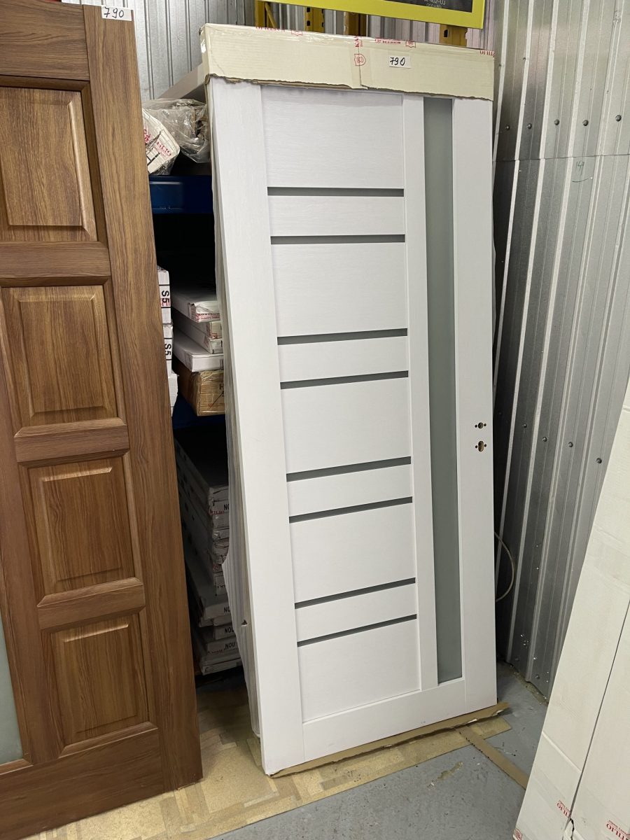 Ușă de interior lemn placată cu două straturi de MDF pentru a nu genera crăpături în timp.