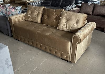 Canapea suceava Erika pentru decor camera, pe gri, maro, bej sau pe comandă orice culoare din paletar, este realizată cu arcuri individuale asigurând un confort sporit.