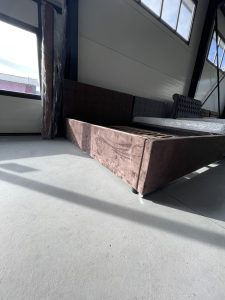 Pat Tapițat Fălticeni model Claudia 120\200 culoare stofă maro, prevăzut cu somieră metalică cu lamele.