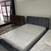 Pat Tapițat Fălticeni model Claudia 140-200 culoare stofă gri, prevăzut cu somieră metalică cu lamele. Preț 1480 lei