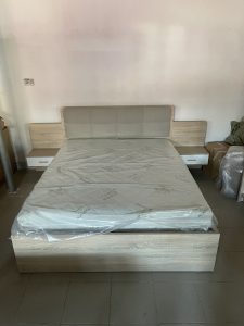 Pat pentru dormitor cu somiera și două noptiere cu sertar atașate.