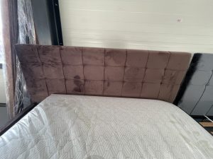 Pat Tapițat Fălticeni model Claudia 140-200 culoare stofă maro închis, prevăzut cu somieră metalică cu lamele.