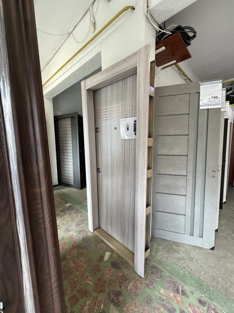 Usi metalice pentru apartament culoare bej deschis.Fălticeni