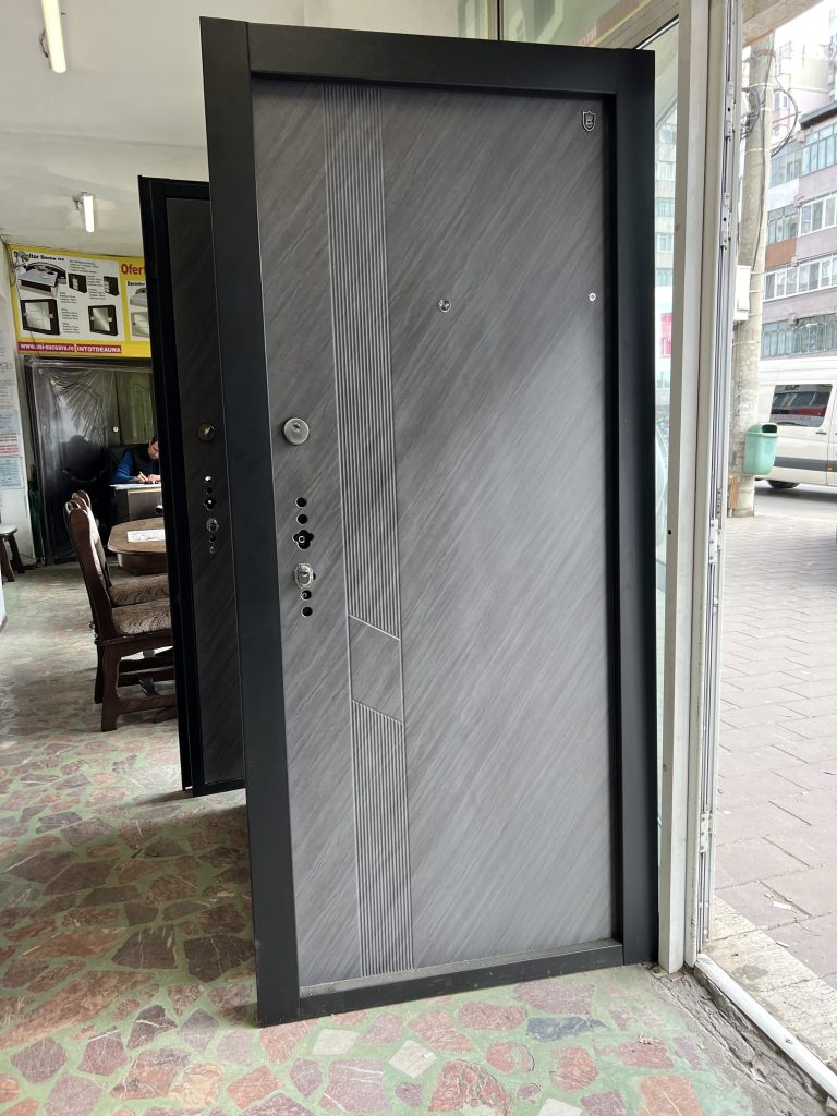 Usi Metalice Fălticeni pentru apartament culoare gri