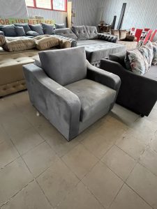 Fotoliu extensibil cu structura din lemn masiv de fag, saltea relaxa, tapitat cu stofa de culoare gri deschis