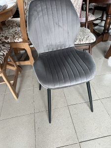 Scaune Suceava moderne cu stofă plușată si picioare din metal.
