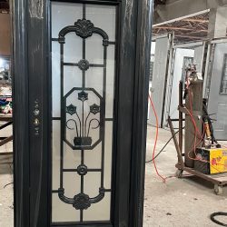 Usă metalica Suceava cu sticlă pentru casa.Perfecte pentru o intrare in casă.