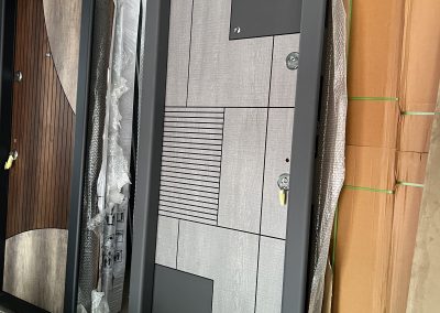 Uși Metalice Fălticeni pentu apartament.Avem diferite modele si culori.