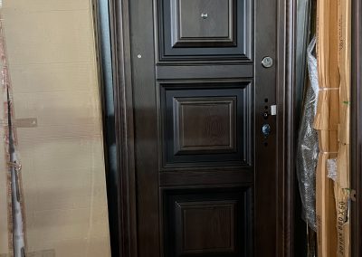 Uși Metalice Fălticeni pentru apartament, casă cu 2 yale, model patrate maro.