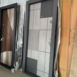 Uși Metalice Fălticeni pentu apartament.Avem diferite modele si culori.