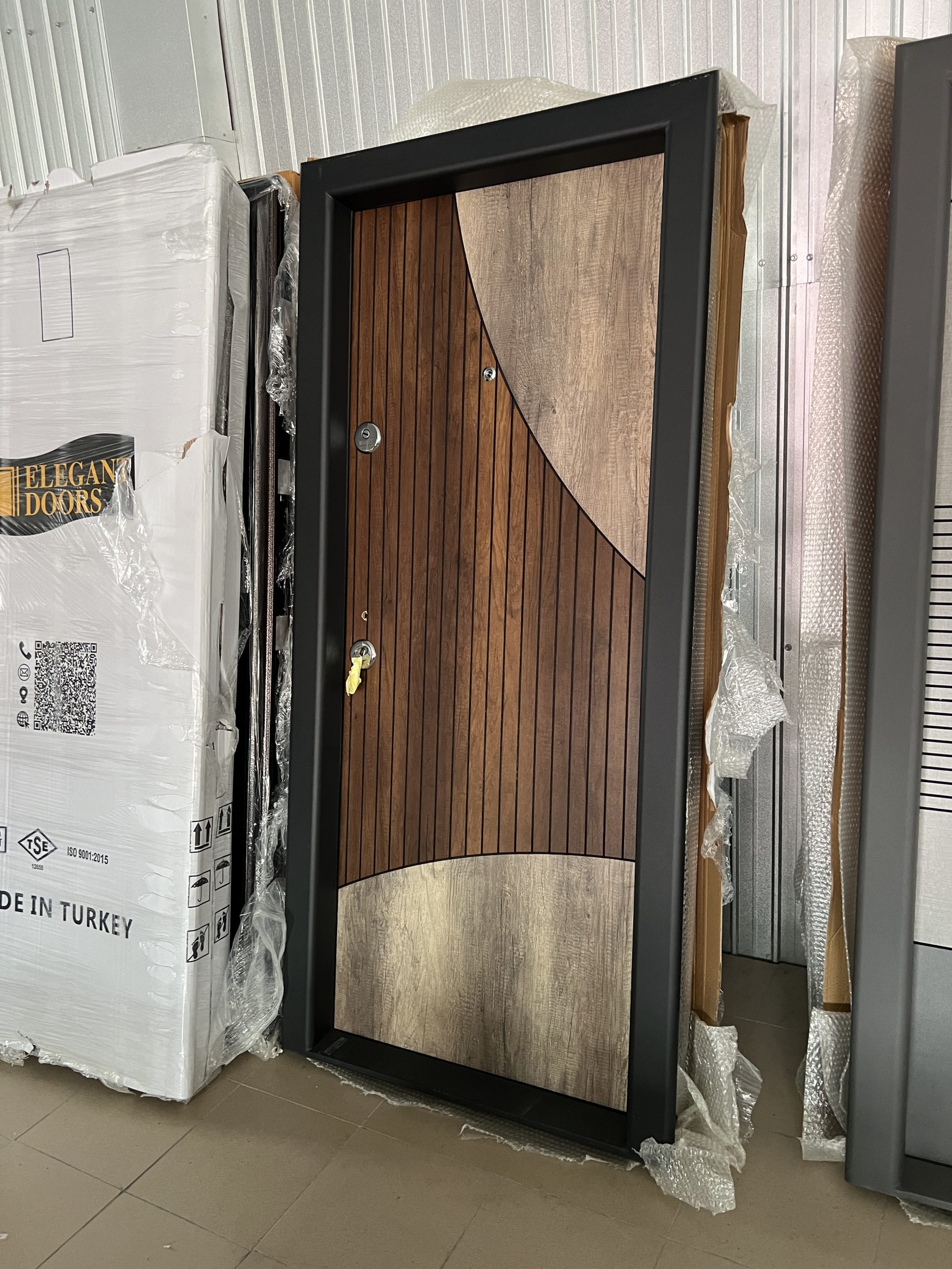 Uși aprtament in Suceava.Uși exterior apratamnet Suceava.Uși metalica blindata foarte rezistentă pentru exterior.