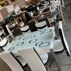 Masa Sticla Print cu 6 Scaune Falticeni. Blat alb cu negru, scaune alb cu negru. Magazin și depozit în Fălticeni și Suceava. Transport contra cost în Gura Humorului, Rădăuți, Siret, Pașcani, Botoșani,Iași, Roman