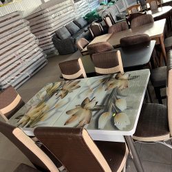 Masă extensibilă cu sticlă print și 6 scaune – livrare în Tîrgu Neamț